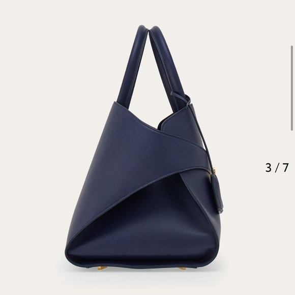 Ferragamo Hug Bag - their new line - Picture 4 of 8